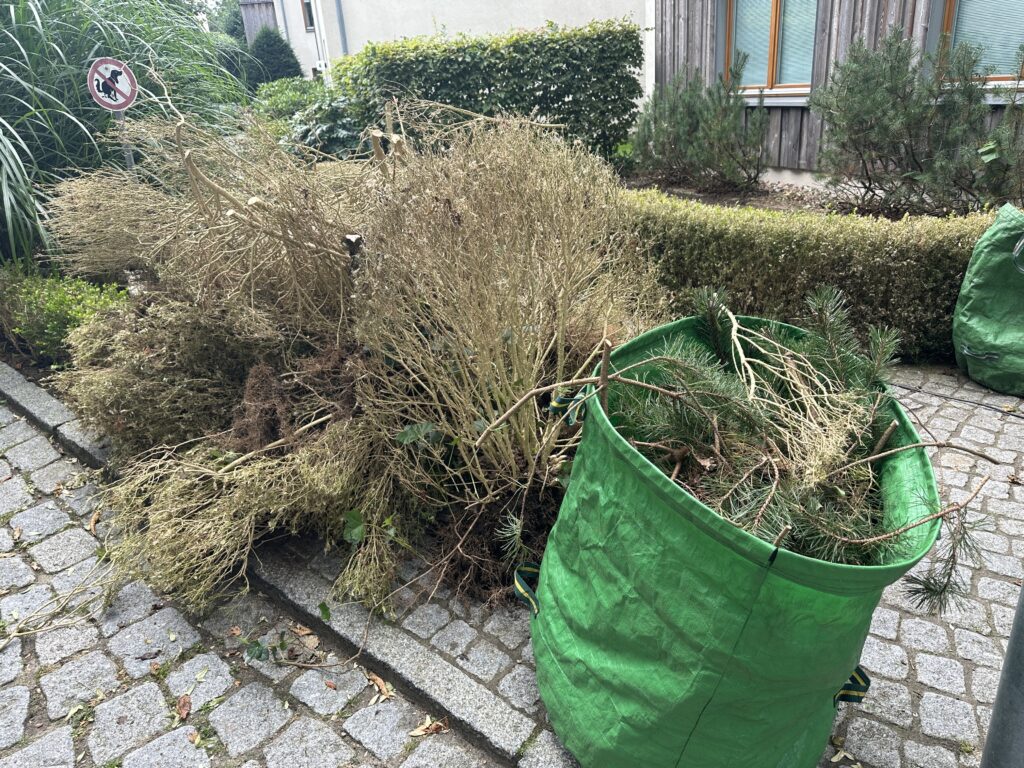 Gartensack mit Heckenschnitt zum Abtransport