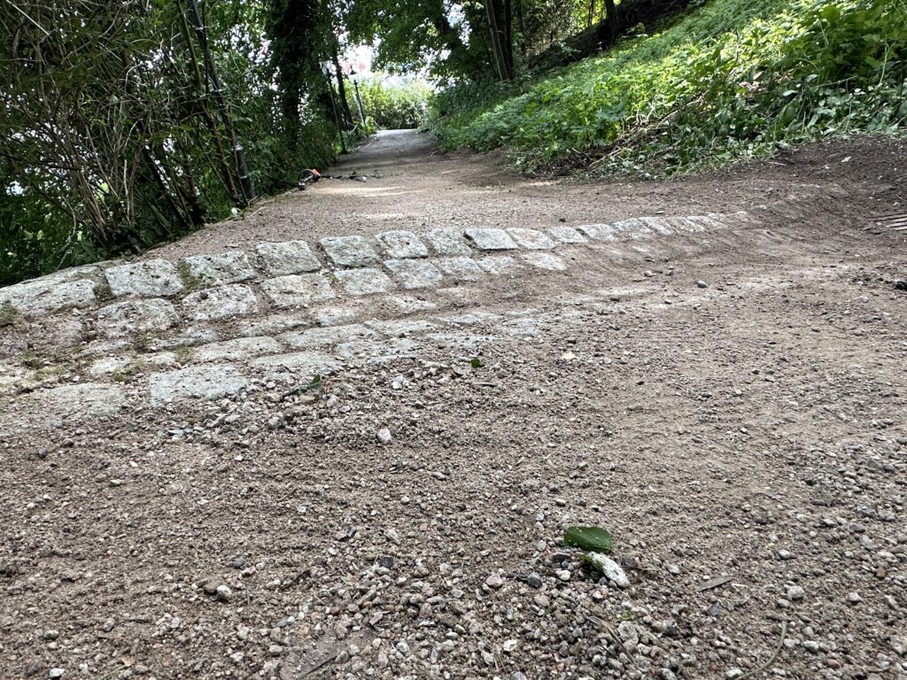 Gereinigte Auffahrt und Gehwegplatten