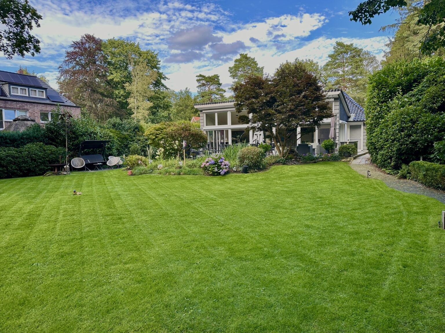 Gepflegter Garten an einem Haus in den Hamburger Elbvororten
